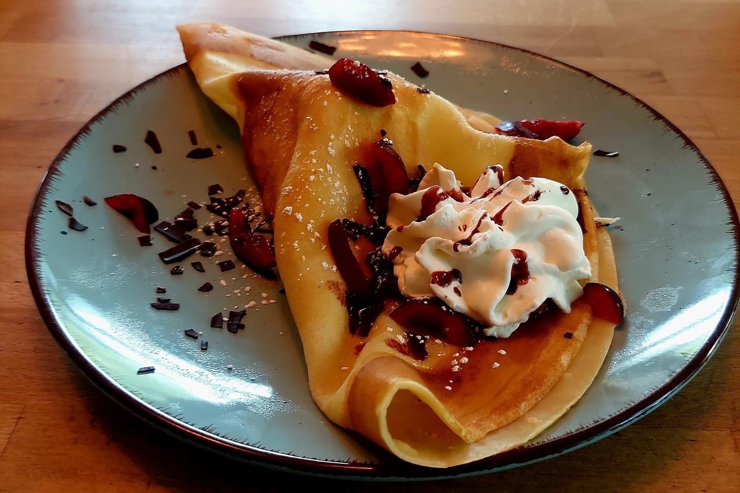 Crêpe mit Kirschen, Schokoladenraspeln und Sahne